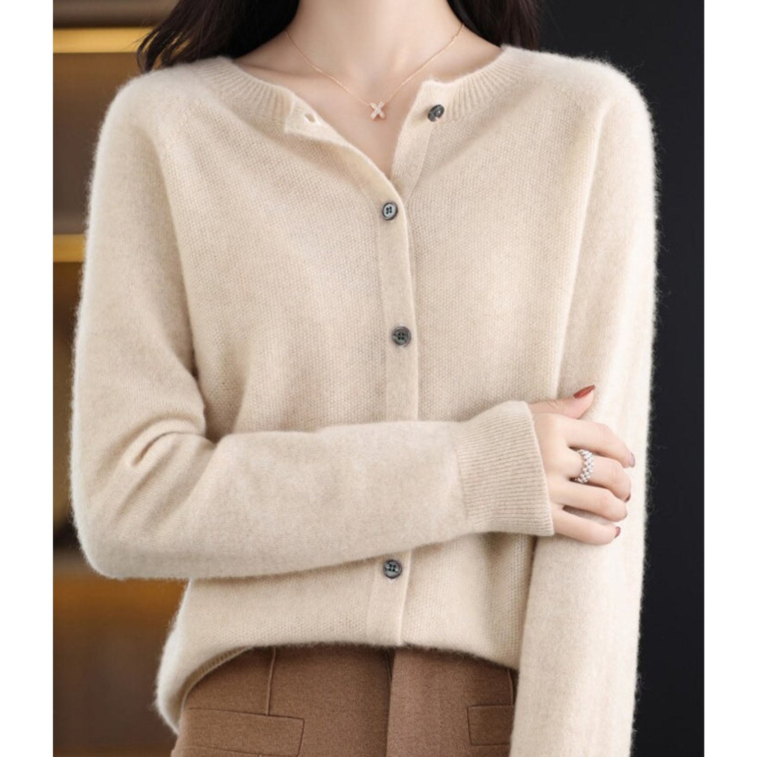 Elegante trui met V-hals en knoopdetails – Dames