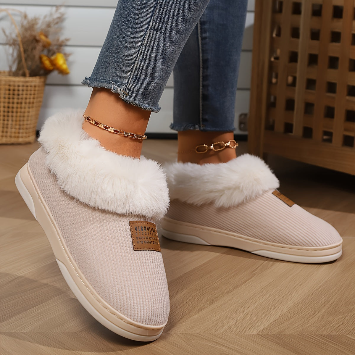 Bontgevoerde beige pantoffels met pluche voering en antislipzool – Dames