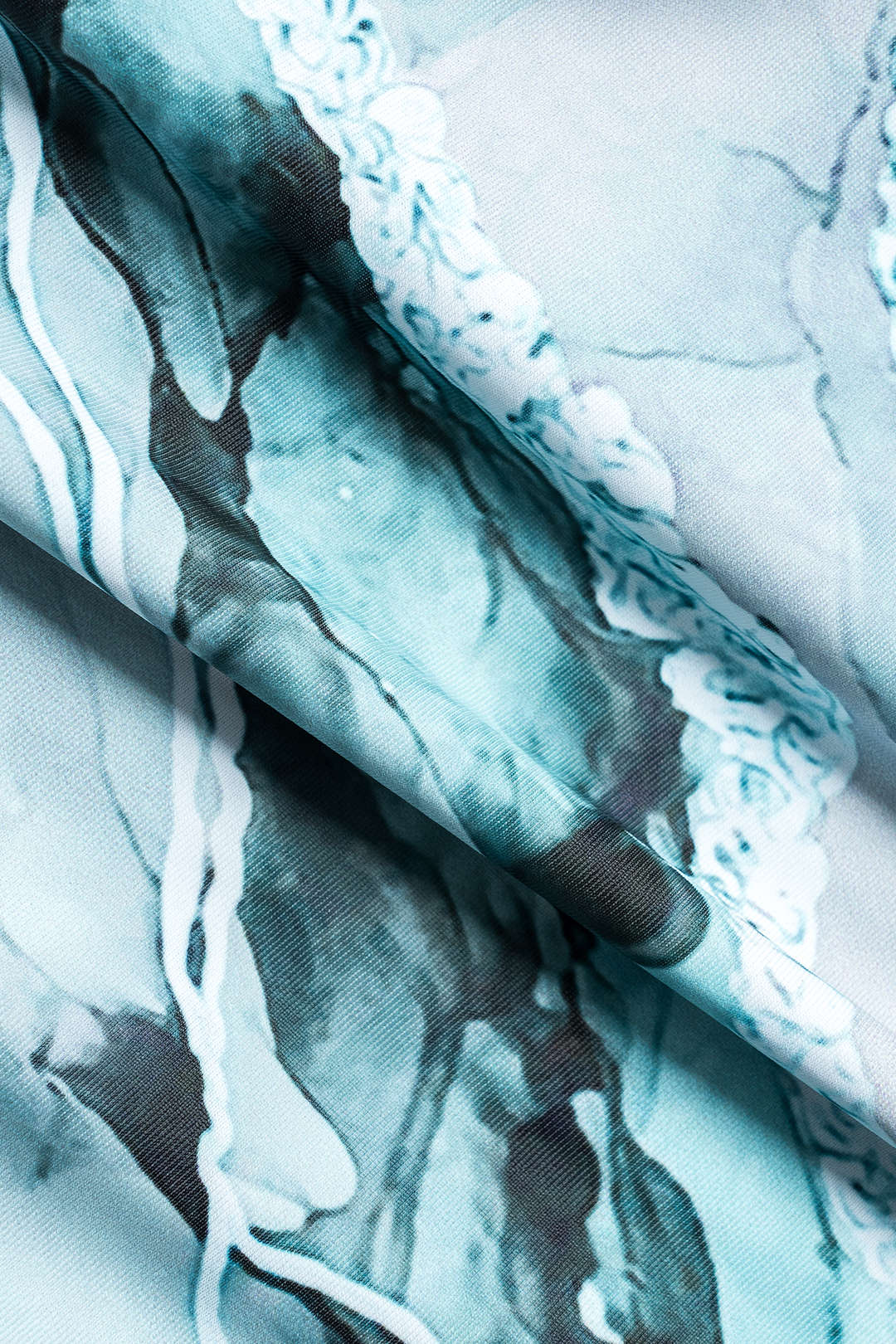 Stijlvol badpak met abstract patroon en sarong voor de zomer – Dames
