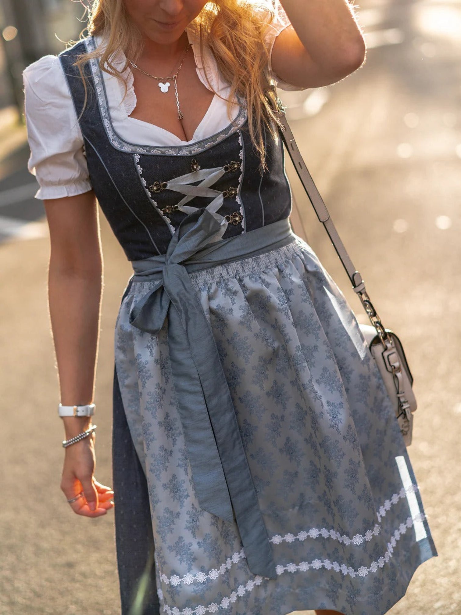 Traditionele Oktoberfest dirndljurk met borduurwerk en schort – Dames
