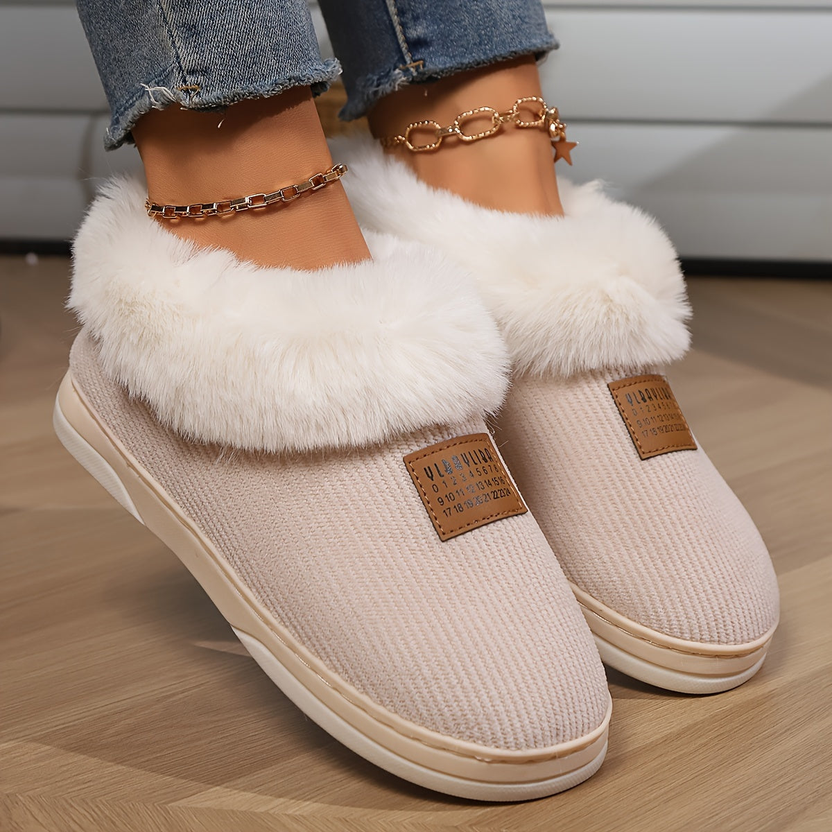 Bontgevoerde beige pantoffels met pluche voering en antislipzool – Dames