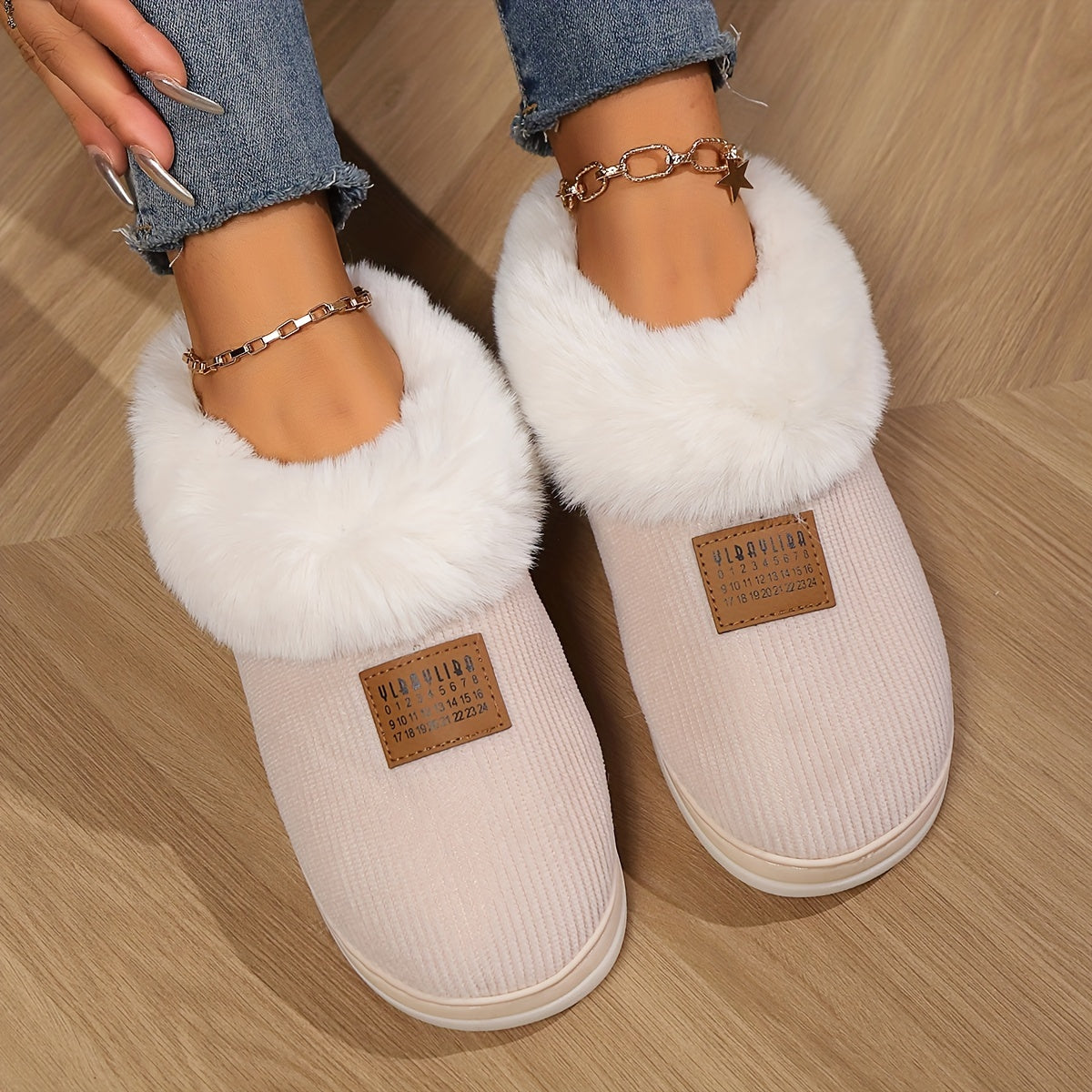 Bontgevoerde beige pantoffels met pluche voering en antislipzool – Dames