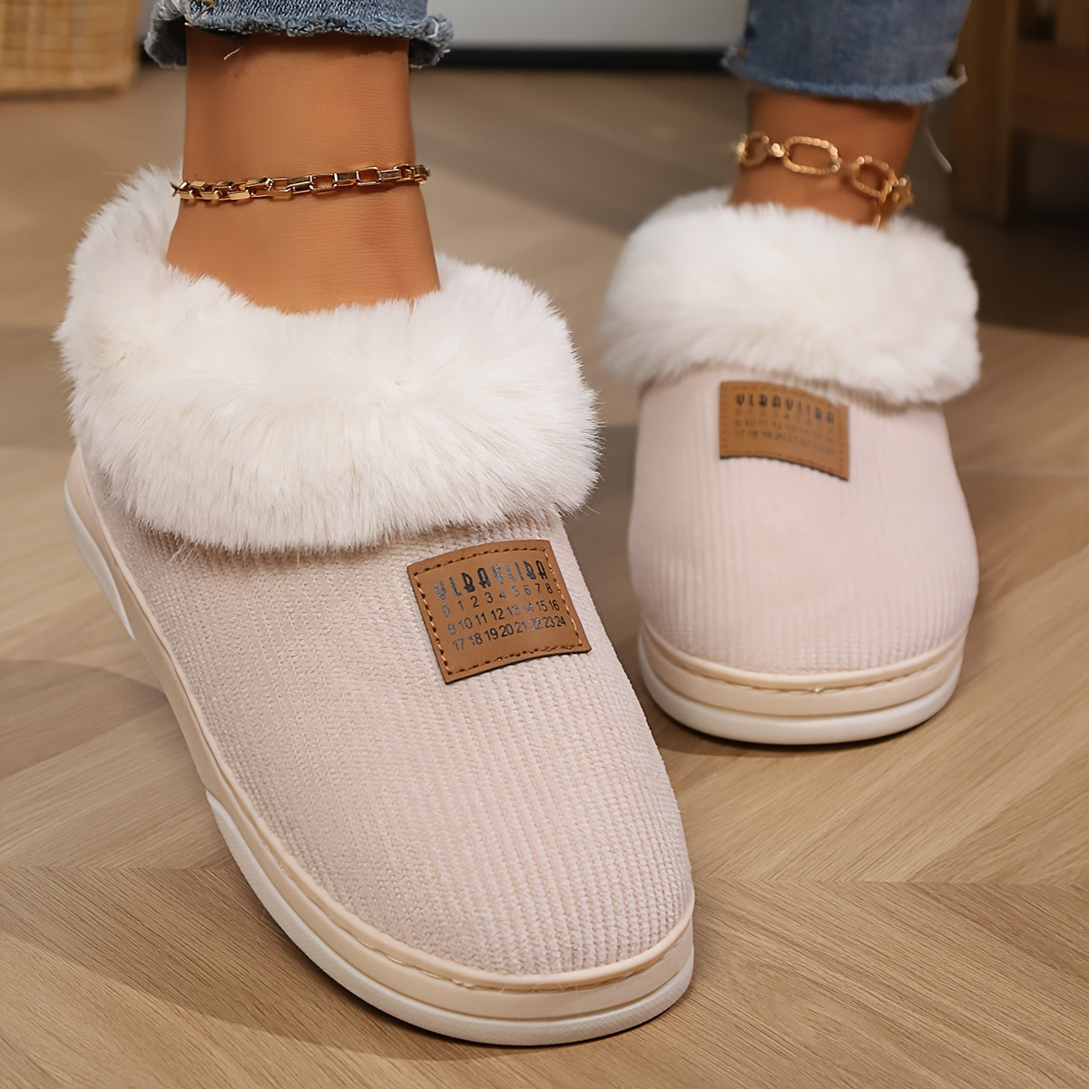 Bontgevoerde beige pantoffels met pluche voering en antislipzool – Dames